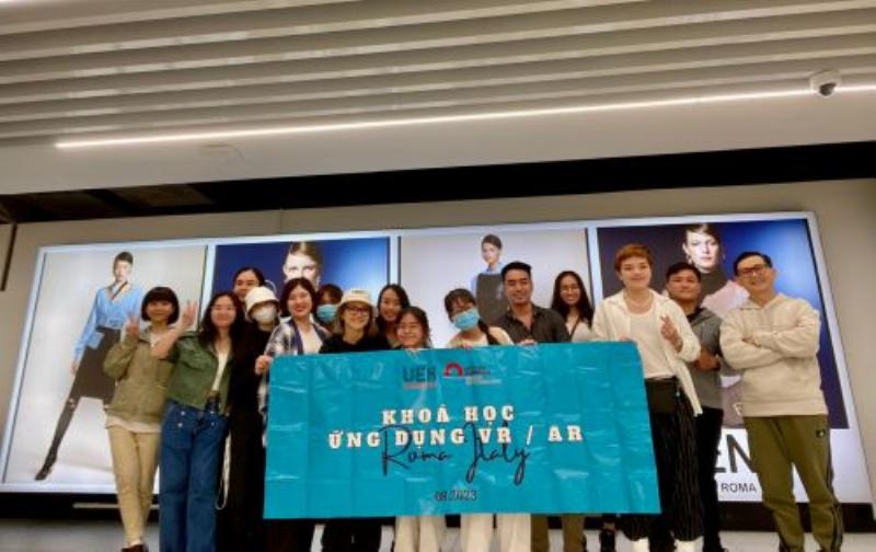 Một nhóm người lớn đang học tập trong lớp học hiện đại ở Châu Âu, có giáo viên hướng dẫn và bảng tương tác. Thể hiện môi trường học tập thân thiện, chuyên nghiệp cho người trưởng thành.